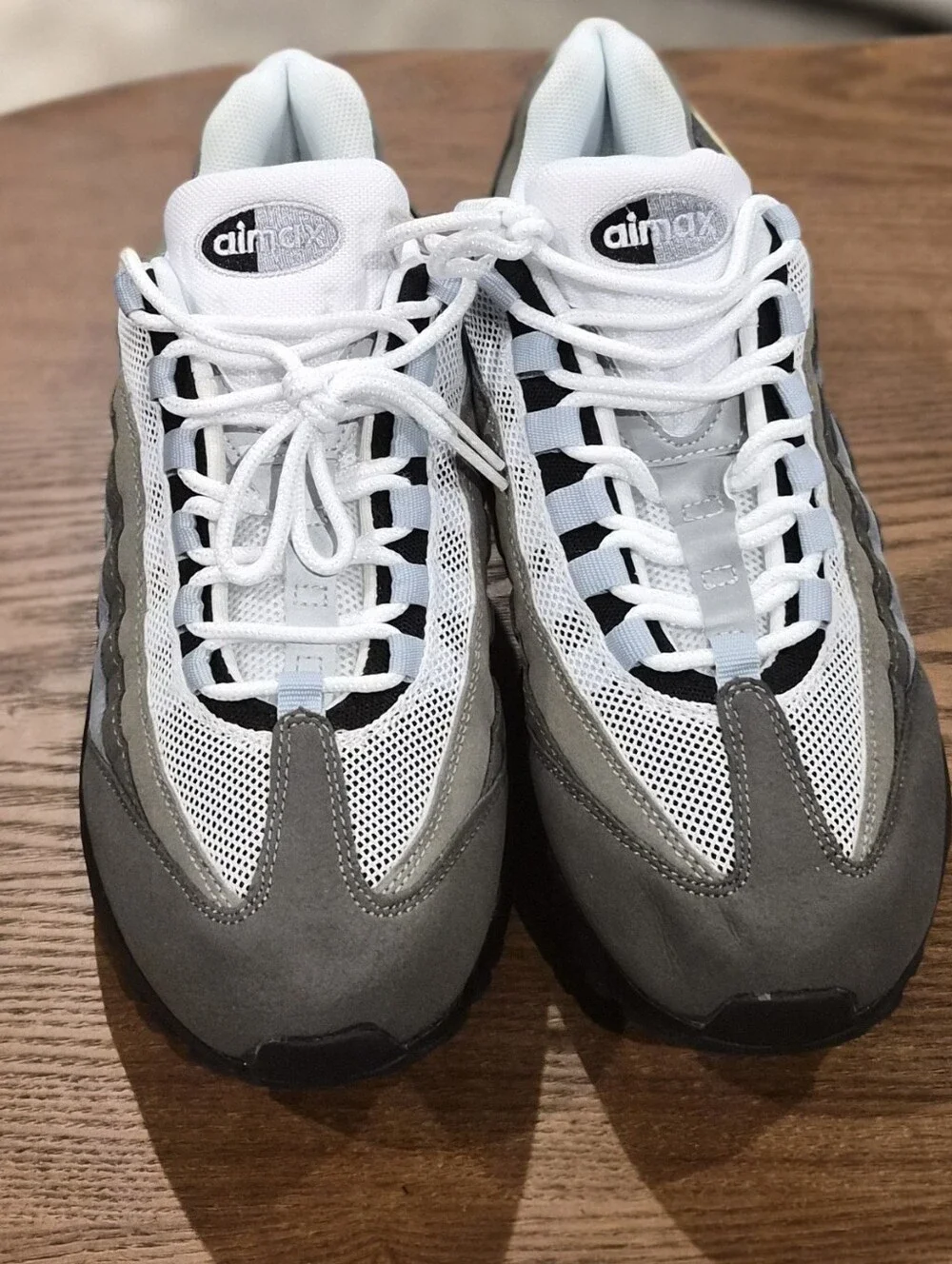 Never Worn Nike Air Max Men’s Sz 8.5 White and Gray Casual Sneakers